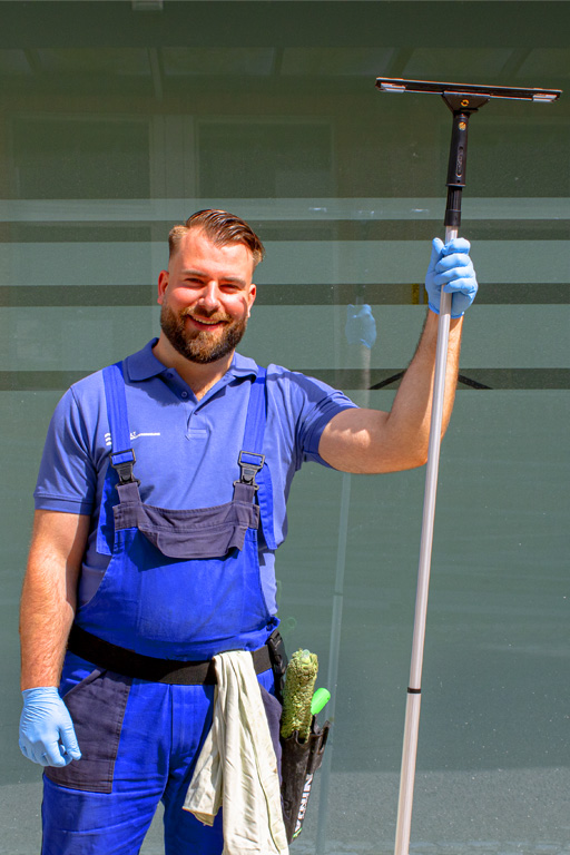 MLT Mitarbeiter bei der professionellen Glasreinigung